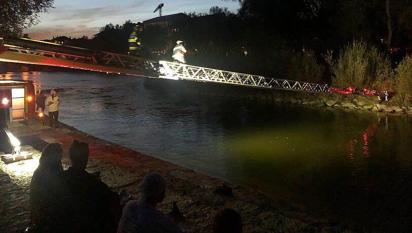 Die Feuerwehrleiter reichte genau bis zur Weideninsel.
