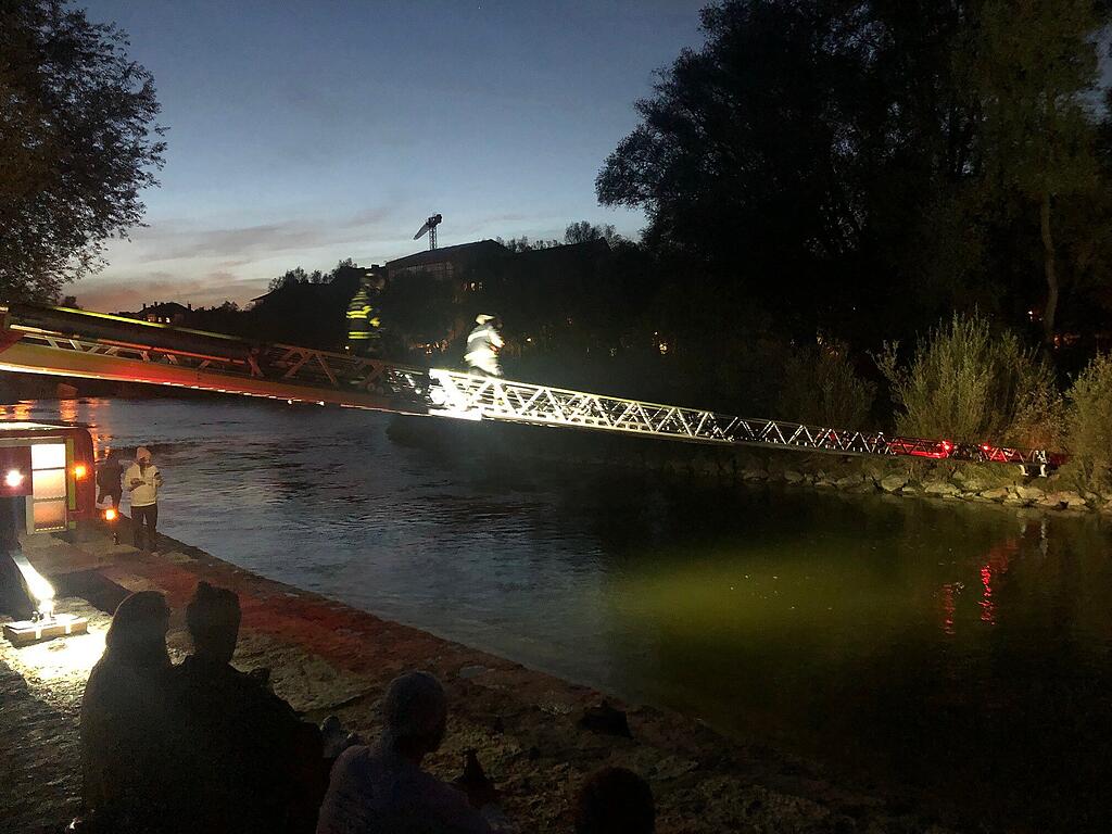 Το νησί Isar καίγεται! Επιχείρηση της πυροσβεστικής