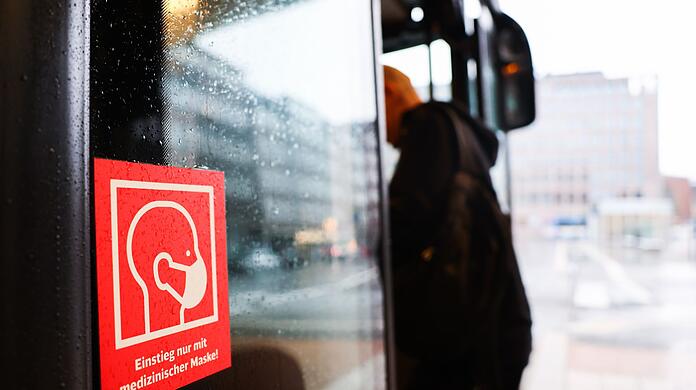 Ist bald in mehreren Bundesländern Geschichte: Das Tragen einer Maske im Bus.