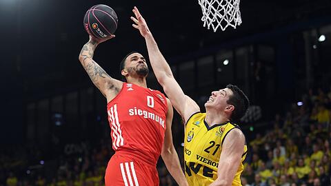 Nick Weiler-Babb (l) und die Bayern setzten sich im Pokalfinale gegen Oldenburg durch.