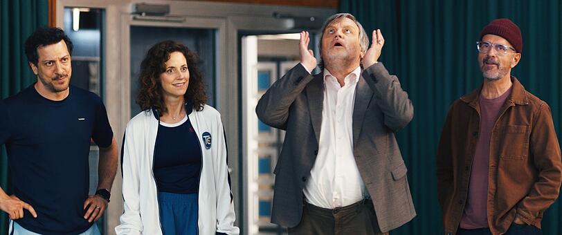 Hape Kerkeling kommt als alter Vereinshase bei der Disskussion um Political Correctness an den Rand seiner integrativen F&auml;higkeiten. Dabei geht es nur um einen zweiten Grill ohne Schweinefleisch, den Fahri Yardim (li.) als Quotent&uuml;rke gar nicht will, aber die &Uuml;berangagierte (Anja Knauer) mit ihrem opportunistischen Mann (Christoph Maria Herbst).