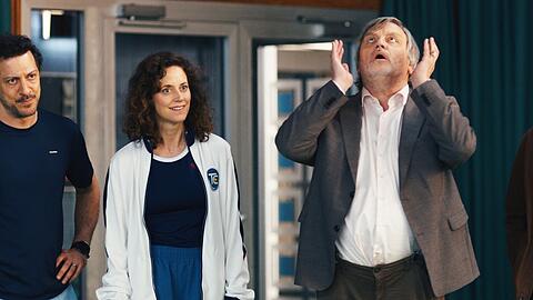 Hape Kerkeling kommt als alter Vereinshase bei der Disskussion um Political Correctness an den Rand seiner integrativen F&auml;higkeiten. Dabei geht es nur um einen zweiten Grill ohne Schweinefleisch, den Fahri Yardim (li.) als Quotent&uuml;rke gar nicht will, aber die &Uuml;berangagierte (Anja Knauer) mit ihrem opportunistischen Mann (Christoph Maria Herbst).