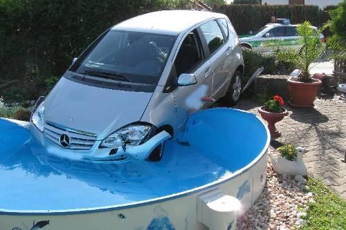 Und platsch: Die Mercedes A-Klasse hängt im Swimmingpool.