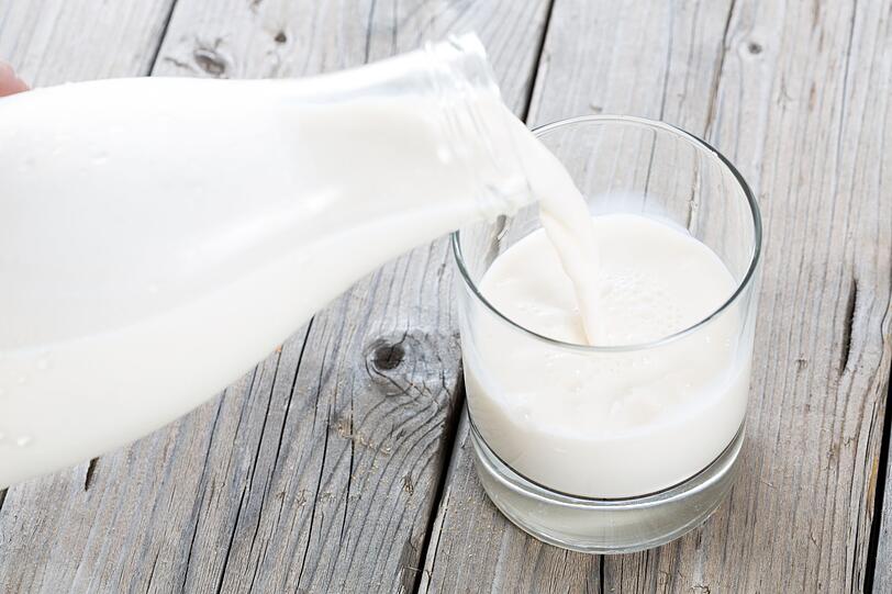 Auch fettarme Milch ist tatsächlich - hinsichtlich der Kalorien - besser als ihr Ruf. 100 Gramm (entspricht auch ungefähr 100 Millilitern) enthalten nur 47 Kalorien. Auch fettarme Milch ist tatsächlich - hinsichtlich der Kalorien - besser als ihr Ruf. 100 Gramm (entspricht auch ungefähr 100 Millilitern) enthalten nur 47 Kalorien.