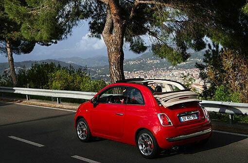 Schönes Auto für Schöne Frau - diesen Fiat 500C erhält die glückliche Gewinnerin von Schöne Münchnerin 2011.