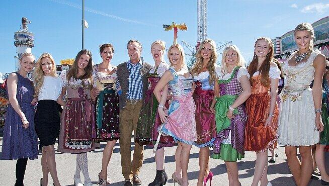Mit Promis wie Lena Gercke, Sami Khedira, Michaela Merten und Barbara Meier hat die Schweizer Uhremarke EBEL gemeinsam mit der COSMOPOLITAN im Käferzelt gefeiert. Mit Promis wie Lena Gercke, Sami Khedira, Michaela Merten und Barbara Meier hat die Schweizer Uhremarke EBEL gemeinsam mit der COSMOPOLITAN im Käferzelt gefeiert.