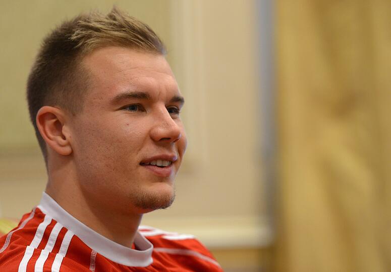 Holger Badstuber träumt von der WM in Brasilien. Auf der Pressekonferenz in Doha stellt er sich den Fragen der Journalisten