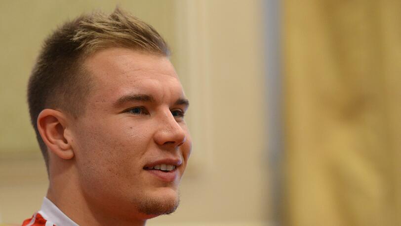 Holger Badstuber träumt von der WM in Brasilien. Auf der Pressekonferenz in Doha stellt er sich den Fragen der Journalisten
