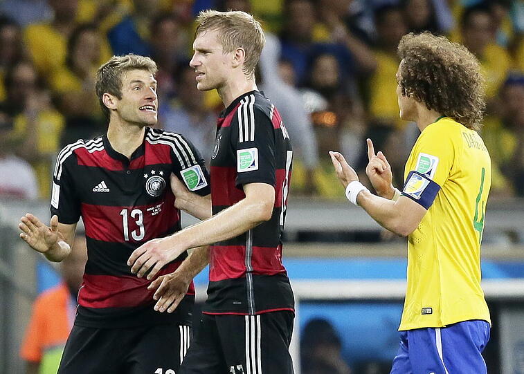 Per Mertesacker: Arbeitete nach der Zurückstufung auf die Reservebank weiter fürs Team. Der Führungsspieler feierte besonders ausgelassen.
