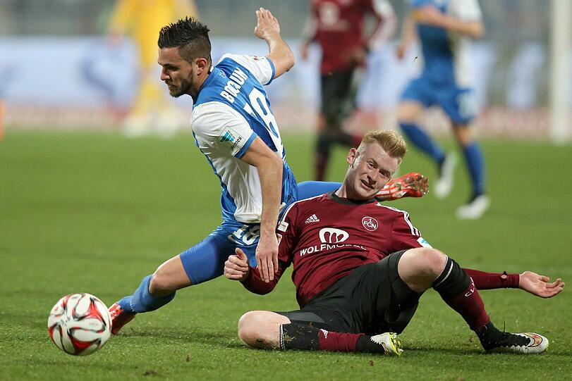 Sebastian Kerk (r) kämpft mit dem Bochumer Danny Latza um den Ball.