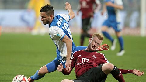 Sebastian Kerk (r) kämpft mit dem Bochumer Danny Latza um den Ball.