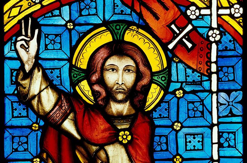 Der auferstandene Jesus auf einem Kirchenfenster.