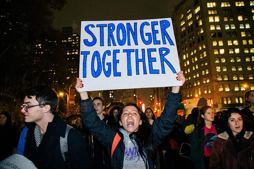 Viele Amerikaner sind fassungslos: Donald Trump wird ihr neuer Präsident - es kommt zu heftigen Protesten.