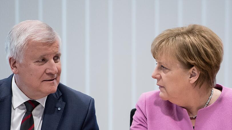 &bdquo;Wir haben eine vorzügliche Kanzlerin&ldquo;, sagt Horst Seehofer über Angela Merkel. Doch das finden nicht alle in der CSU.