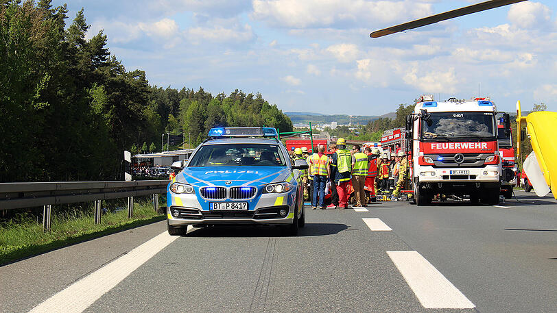 Nach einem Lkw-Unfall mit mehreren Schwerverletzten behinderten (mal wieder) dreiste Gaffer die Rettungsarbeiten.