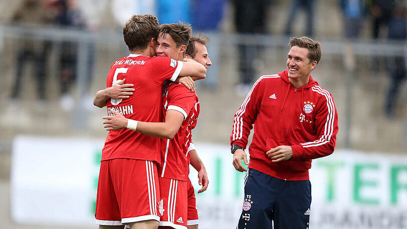 Tobias Schweinsteiger (r.) jubelt nach dem Derbysieg gegen den TSV 1860 mit seinen Spielern.