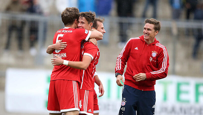 Tobias Schweinsteiger (r.) jubelt nach dem Derbysieg gegen den TSV 1860 mit seinen Spielern. Tobias Schweinsteiger (r.) jubelt nach dem Derbysieg gegen den TSV 1860 mit seinen Spielern.