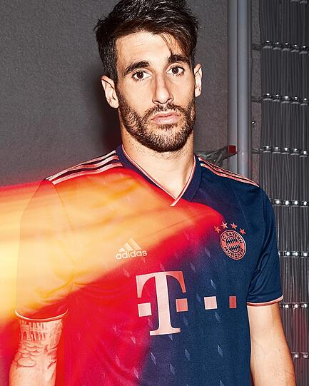 Dunkelblau und mit dezenten Rauten verziert - so sieht das Champions-League-Trikot des FC Bayern in der Saison 2019/20 aus.