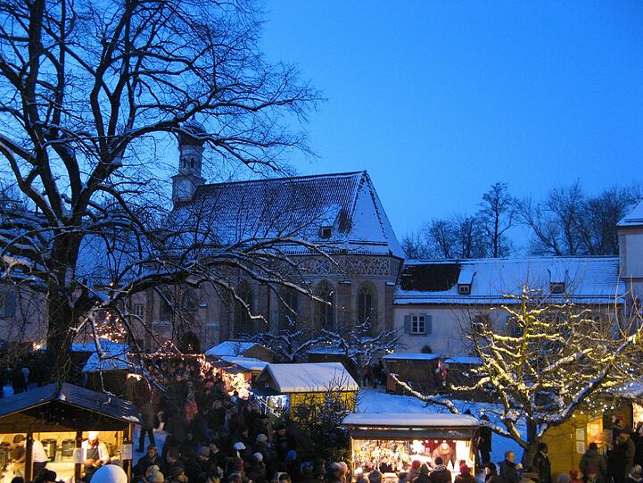 Die &bdquo;Blutenburger Weihnacht&ldquo; des &bdquo;Vereins der Freunde Schloss Blutenburg e.V. (BBV)&ldquo; zählt zu den schönsten, besinnlichsten und stimmungsvollsten Weihnachtsmärkten im gesamten Münchner Raum.