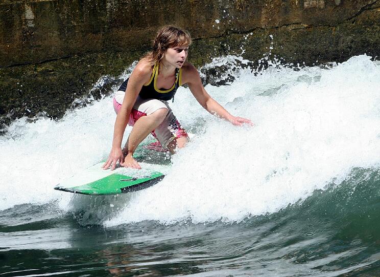 An der Floßlände konnten die Surfer früher richtig wellenreiten. (Ein Bild aus dem AZ-Archiv)