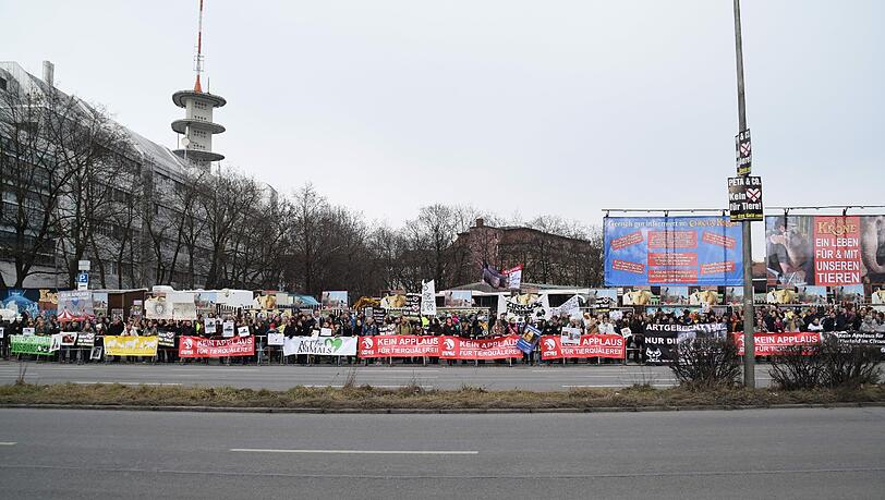 Die Demonstranten gegenüber vom Kronebau. Die Demonstranten gegenüber vom Kronebau.