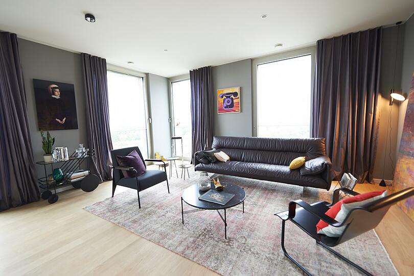 Ein Wohnzimmer, das zeigen will, dass hier jemand mit Geschmack lebt: die Wohnung &bdquo;Style&ldquo;.