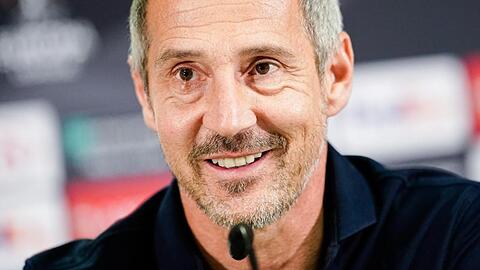 Frankfurts Trainer Adi Hütter will "die Niederlage gegen Arsenal vergessen machen".