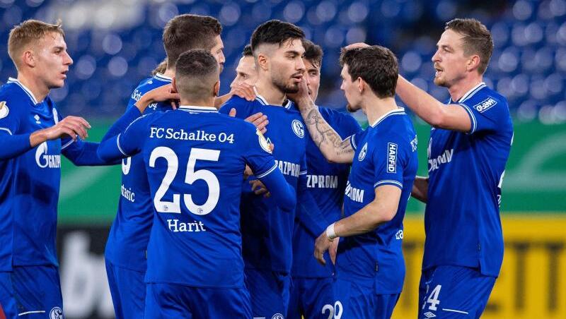 Die Schalker Mannschaft bejubelt das Führungstor von Suat Serdar (M).