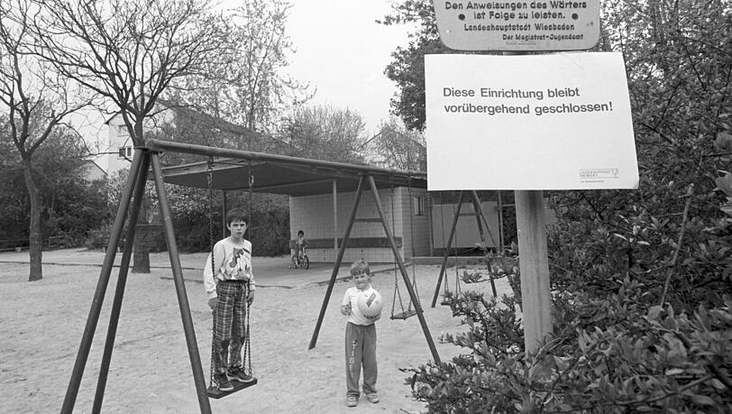 Deutsche Spielplätze werden 1986 gesperrt, aber teils trotzdem genutzt. Deutsche Spielplätze werden 1986 gesperrt, aber teils trotzdem genutzt.