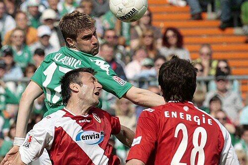 Bremens Ivan Klasnic (oben) mit den Cottbusern Mario Cvitanovic (l, unten) und Ivan Radeljic