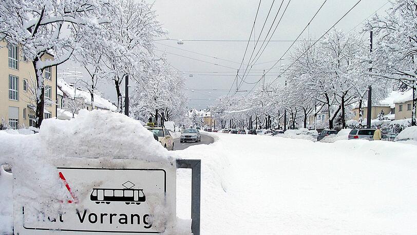 Am Freitag (2. Dezember) stellte die Münchner Verkehrsgesellschaft den Bus- und Trambetrieb angesichts der Schneemassen ein. Während die Busse dann am Sonntagmorgen wieder fuhren, stehen die Trambahnen vorerst weiter in den Depots. Am Freitag (2. Dezember) stellte die Münchner Verkehrsgesellschaft den Bus- und Trambetrieb angesichts der Schneemassen ein. Während die Busse dann am Sonntagmorgen wieder fuhren, stehen die Trambahnen vorerst weiter in den Depots.