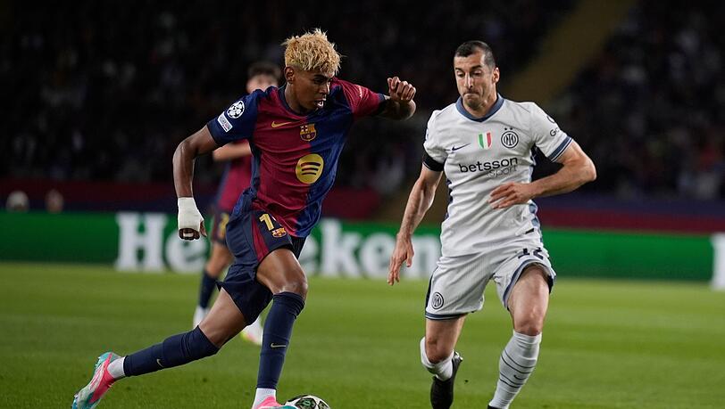 Barcelonas Lamine Yamal (l) war von Inter kaum zu halten.