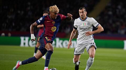 Barcelonas Lamine Yamal (l) war von Inter kaum zu halten.