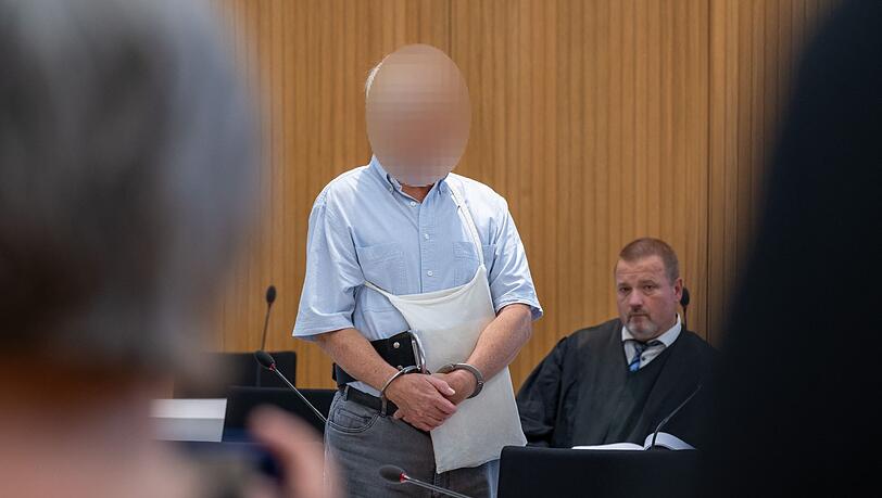 Der 71-J&auml;hrige war nach mehreren Hitlergr&uuml;&szlig;en besonders gesichert in den Saal gebracht worden. (Archivbild)