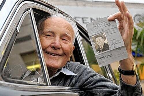 Georg Friedlein (91) mit seinem Führerschein, den er vor 71 Jahren gemacht hat