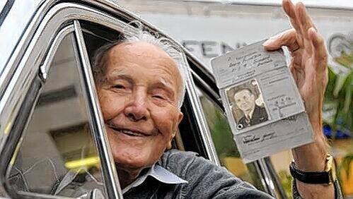 Georg Friedlein (91) mit seinem Führerschein, den er vor 71 Jahren gemacht hat Georg Friedlein (91) mit seinem Führerschein, den er vor 71 Jahren gemacht hat