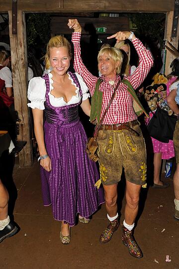 Tiefe Einblicke, volle Dekolletees, Blondinen und ganz viel köstliches Wiesn-Bier: Der "Almauftrieb" im Käferzelt gehört zu den Pflichtterminen und hat auch am ersten Wiesn-Sonntag wieder die Promis angezogen. So lassen es die VIPs krachen - Die Bilder