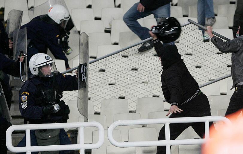Schwere Aussreitungen in Athen: Im Duell zwischen Panathinaikos und Olympiakos geriet der Fußball zur Nebensache. Chaoten ließen es im Athener Stadion brennen, es gab viele Verletzte. Das Spiel wurde abgebrochen. Die Bilder