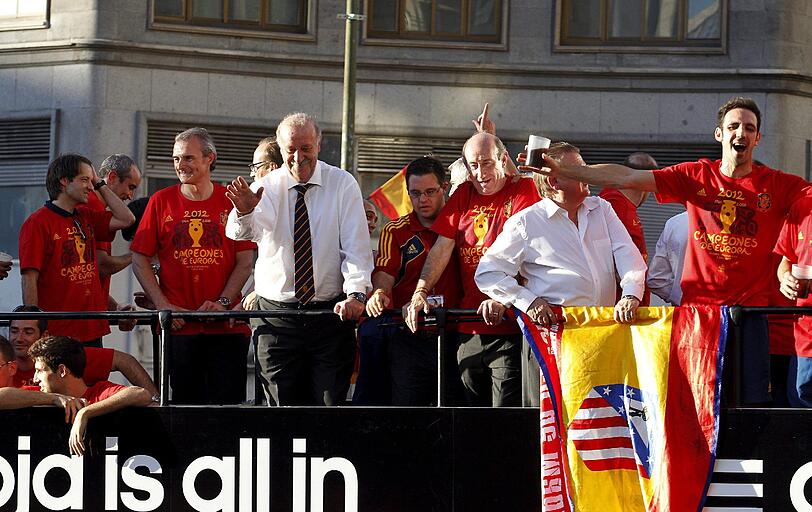 Der Europameister ist zurück in der Heimat - die besten Bilder der Ankunft von Casillas, Iniesta und Co. in Madrid.