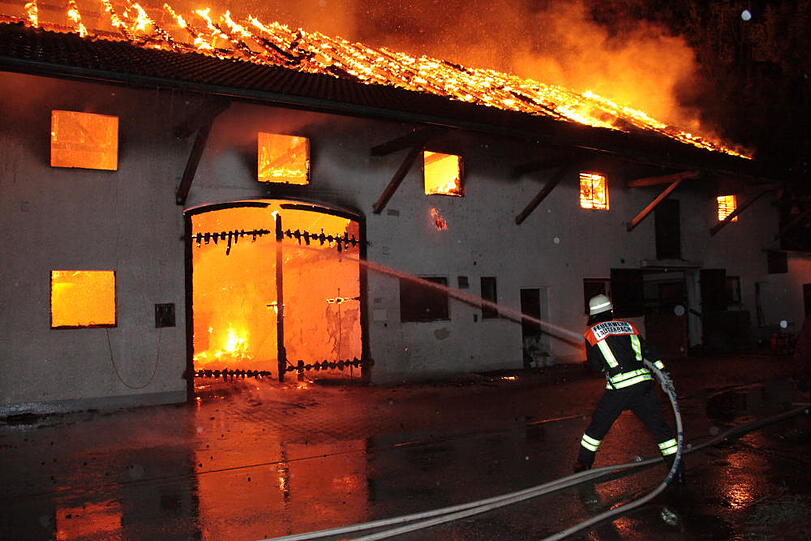 Feuerwehreinsatz in der Nacht zum Dienstag in Heldenstein: Ein Blitzschlag hat das Anwesen in Brand gesetzt. Es entstand ein Schaden in Höhe von einer halben Million Euro. Die Bilder vom Einsatz...