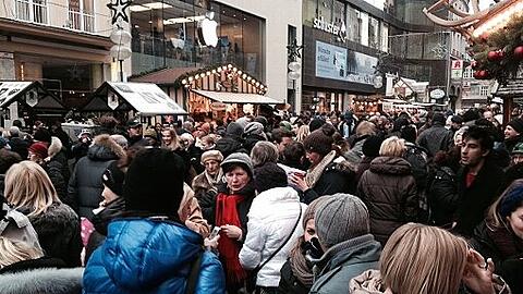 Gedrängel wie auf der Wiesn: Münchner beim Shopping-Nahkampf in der Fußgängerzone.