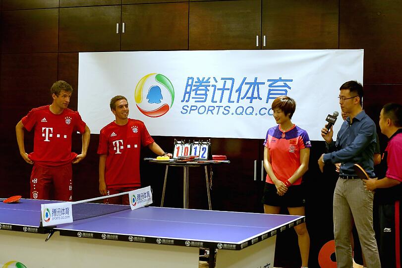 Thomas Müller und Philipp Lahm haben Spaß beim Tischtennis. Die Bilder!