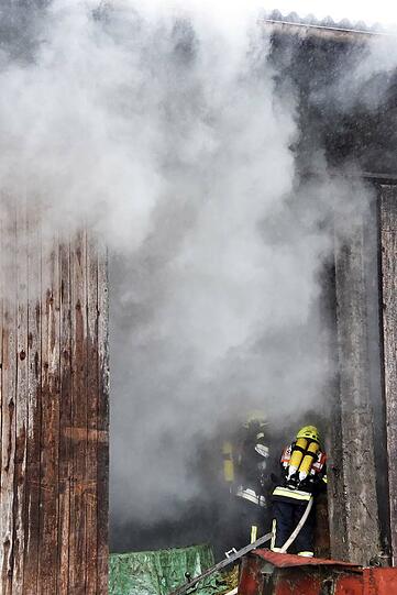 Die Feuerwehr konnte verhindern, dass sich das Feuer auf die danebenliegenden Gebäude ausbreitet. Die Bilder vom Einsatz.