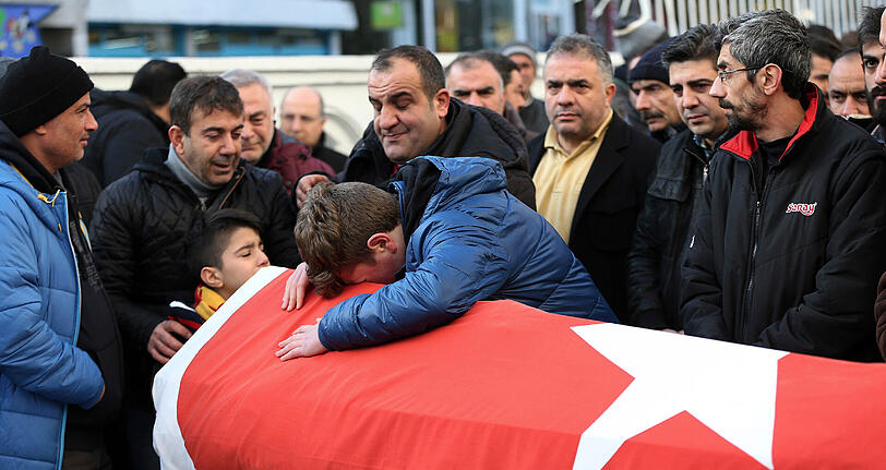 Familienangehörige und Freunde eines Opfers beten am 01.01.2017 in Istanbul bei einer Trauerfeier an einem Sarg. Bei einem Anschlag in der Nacht zu Sonntag auf eine Silvesterparty im Istanbuler Club Reina waren 39 Menschen getötet und mehr als 60 verletzt worden.