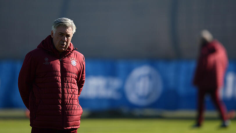 Die Spieler des FC Bayern zeigen sich im Abschlusstraining vor dem Champions-League-Hit gegen den FC Arsenal gutgelaunt - und am Valentinstag auch sehr ballverliebt. Die Bilder aus der Säbener Straße.