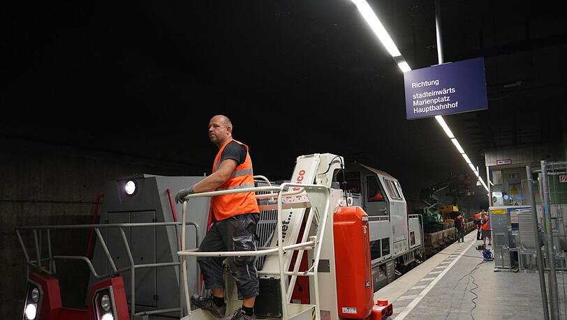 Das Isartor, wenn keine S-Bahnen durchsausen: Hier wird gebaut, nicht gewartet oder eingestiegen. Das Isartor, wenn keine S-Bahnen durchsausen: Hier wird gebaut, nicht gewartet oder eingestiegen.