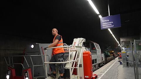Das Isartor, wenn keine S-Bahnen durchsausen: Hier wird gebaut, nicht gewartet oder eingestiegen.