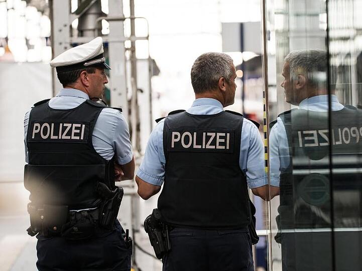Polizisten im Frankfurter Hauptbahnhof.