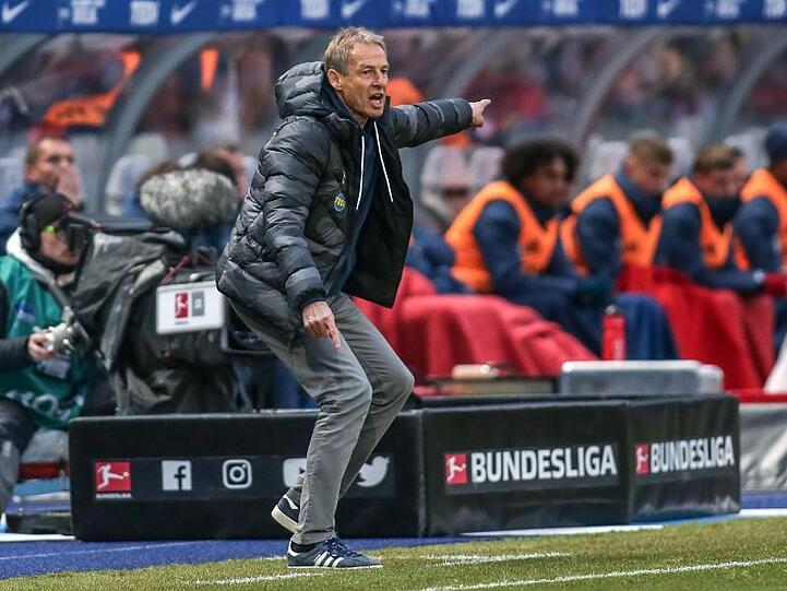 Herthas Trainer Jürgen Klinsmann gibt seiner Mannschaft vom Spielfeldrand aus gestikulierend Anweisungen.