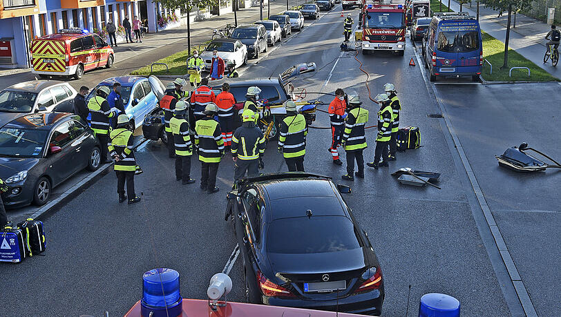 Die Feuerwehr musste die Tür des VW öffnen, ehe die Verletzte geborgen werden konnte.